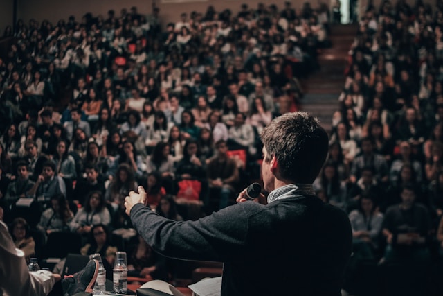 7 Qualities That Make a Keynote Speaker Truly Memorable at a Corporate Event